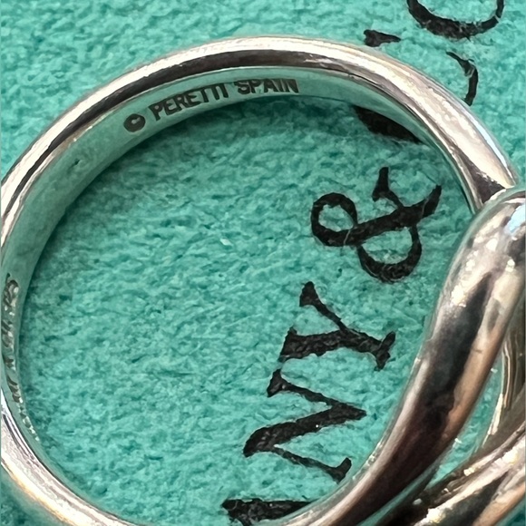 Elsa Peretti Tiffany & Co. open wave ring size 5. Like new condition - Picture 10 of 10
